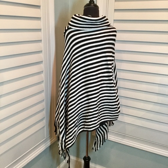 ✨One Left✨ Black & Cream Striped Fringe Poncho, OS - Picture 7 of 8